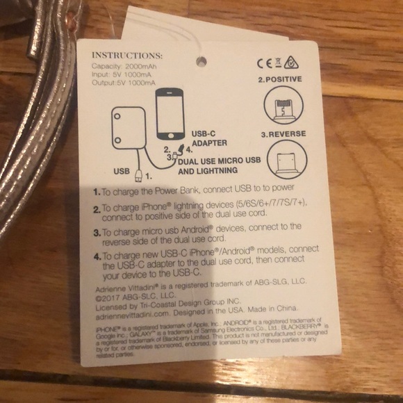 Adrienne Vittadino charging Wallet - Picture 8 of 8